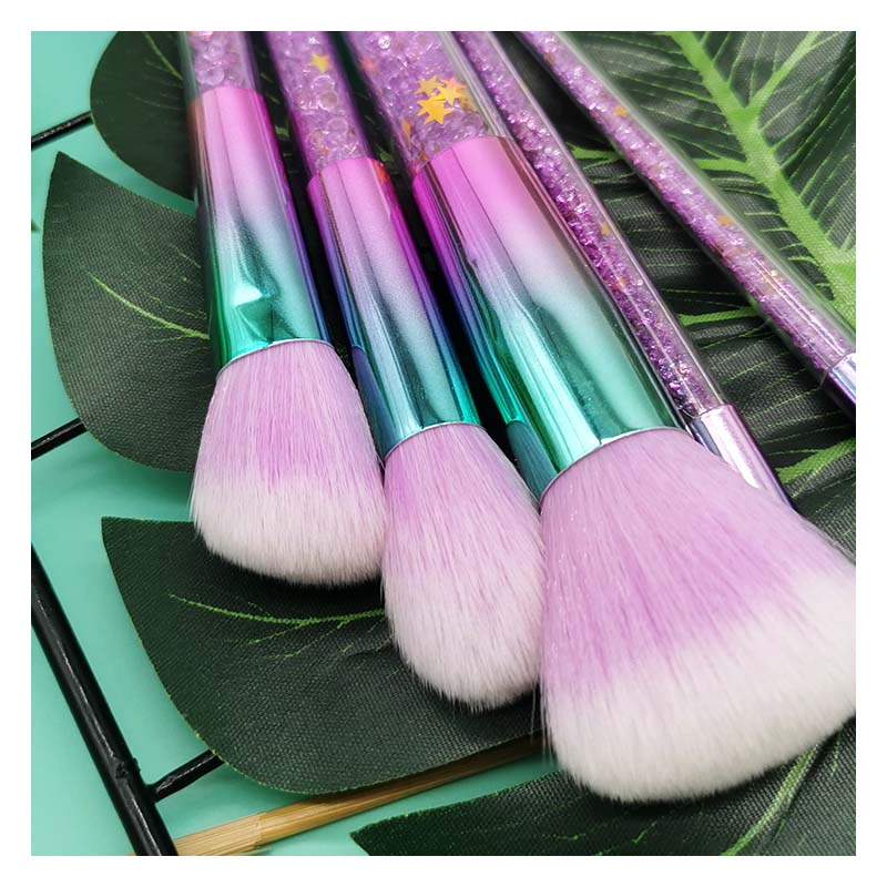 What types of brush bristles are best for applying liquid foundation? 