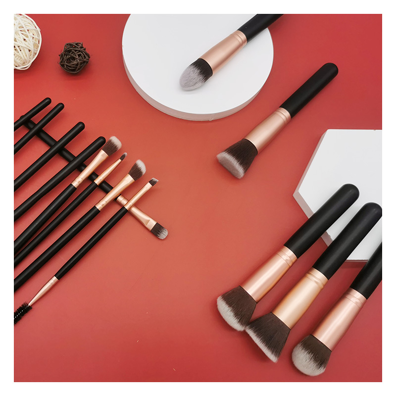 What are the benefits of using a retractable makeup brush ferrule? 