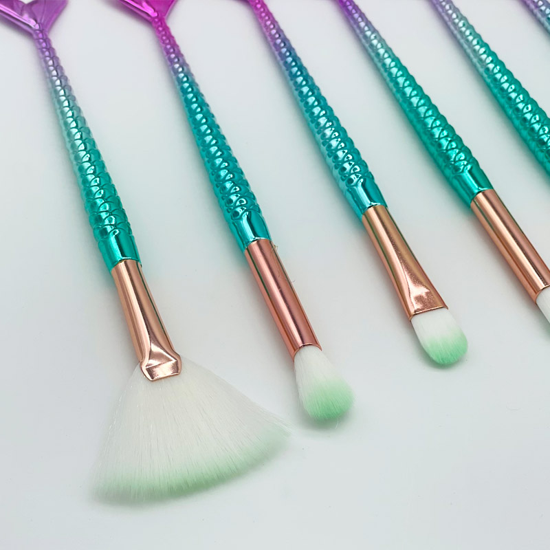 What is the difference between synthetic and natural hair brushes? 